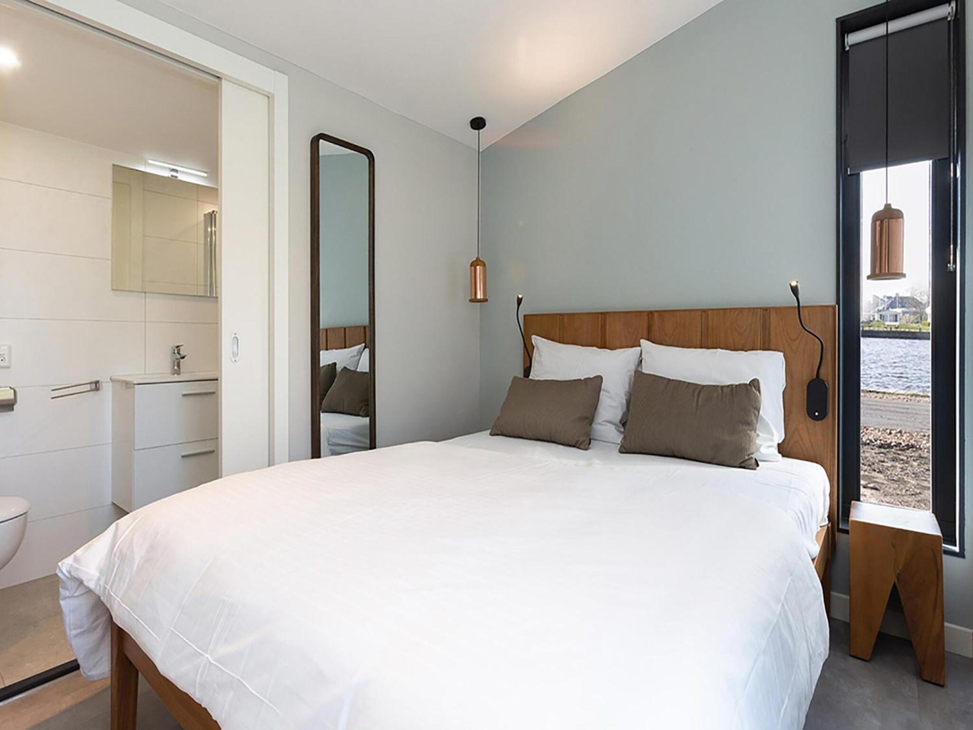 Luxury Docklodge On The Water Delfstrahuizen Экстерьер фото