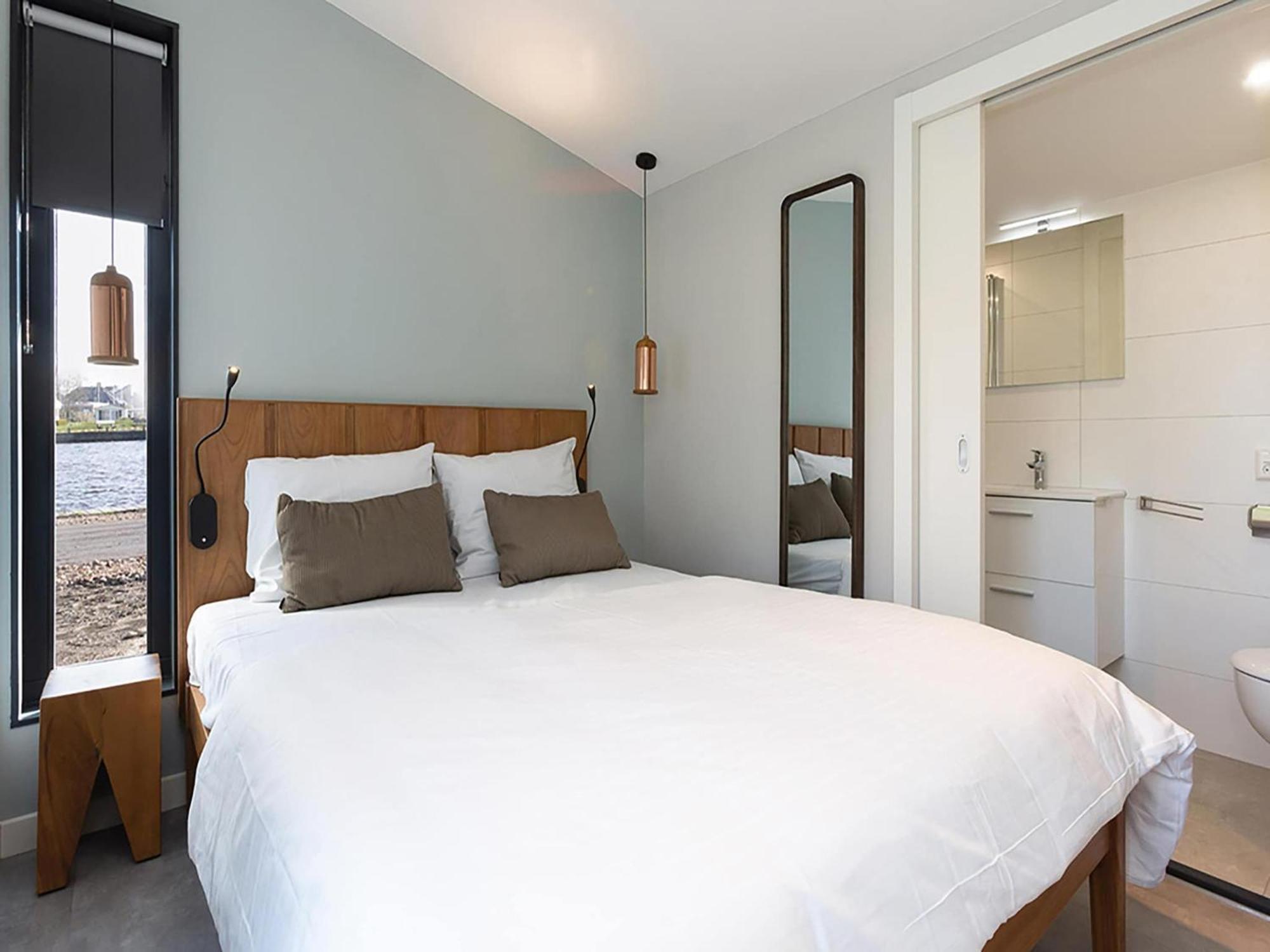 Luxury Docklodge On The Water Delfstrahuizen Экстерьер фото