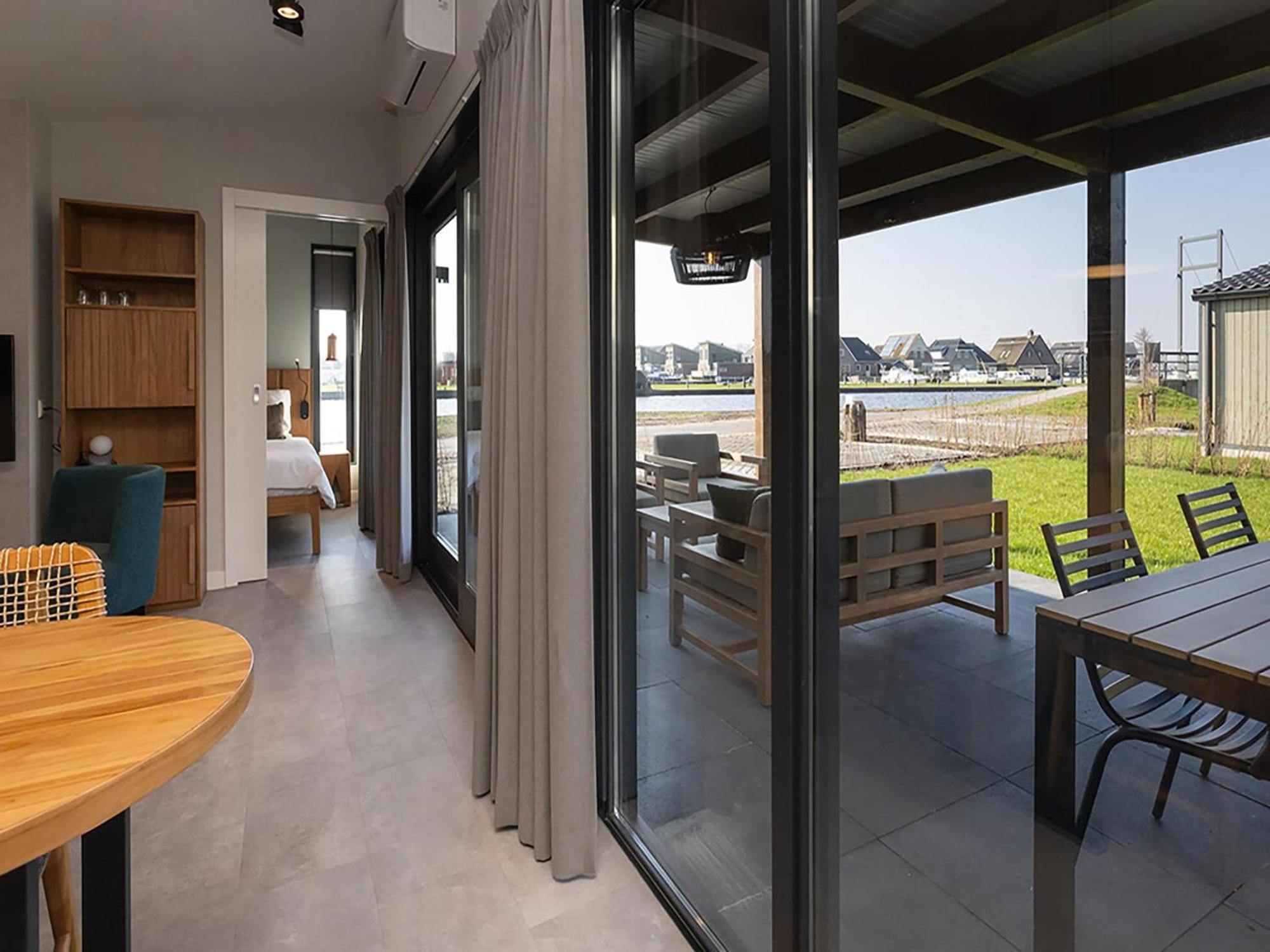 Luxury Docklodge On The Water Delfstrahuizen Экстерьер фото