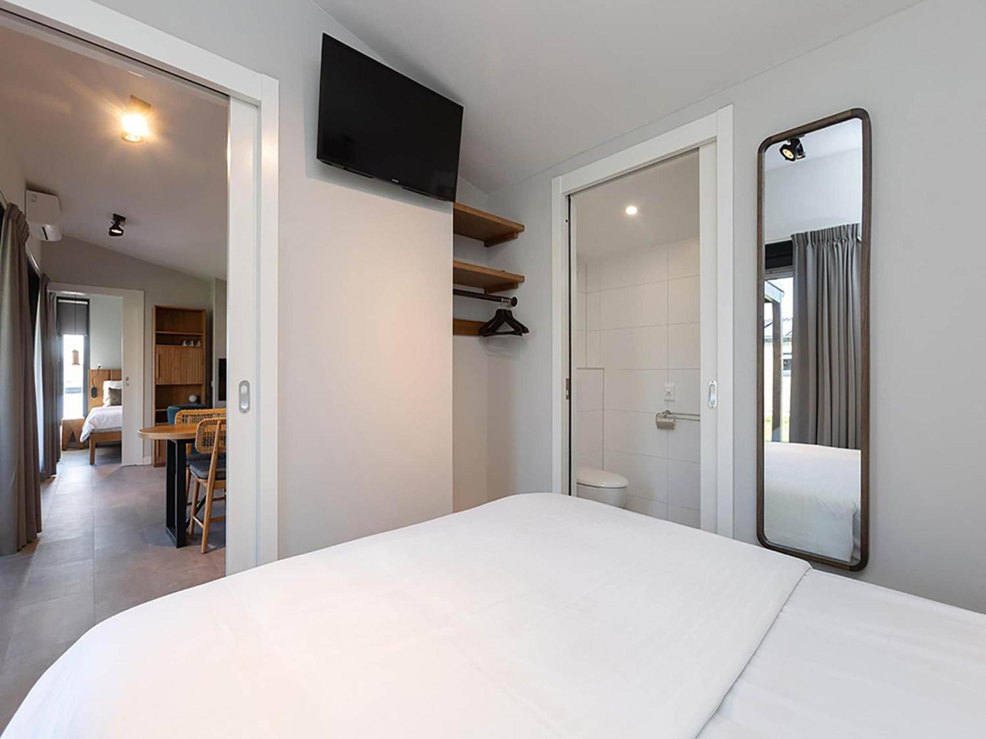 Luxury Docklodge On The Water Delfstrahuizen Экстерьер фото