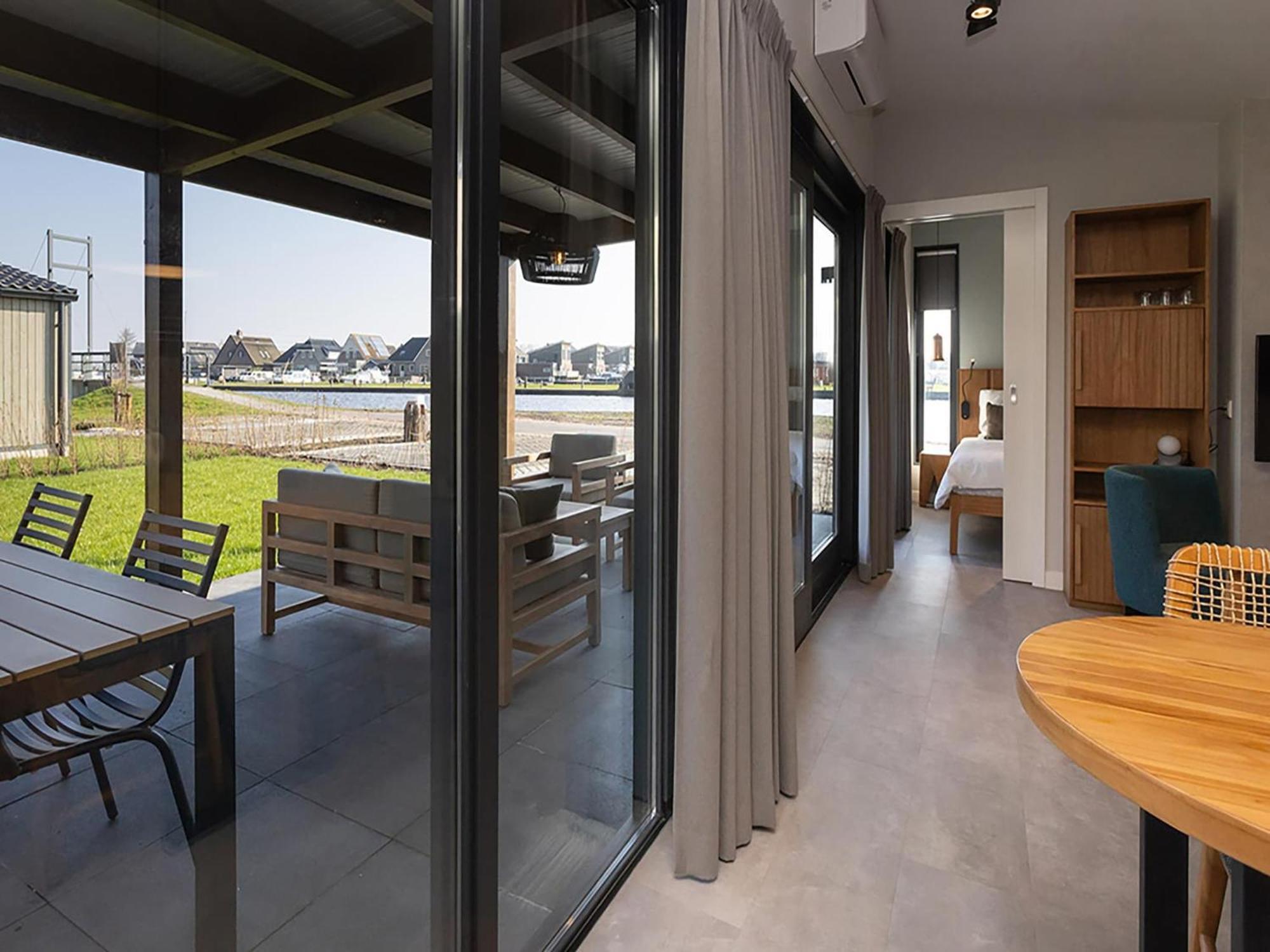 Luxury Docklodge On The Water Delfstrahuizen Экстерьер фото