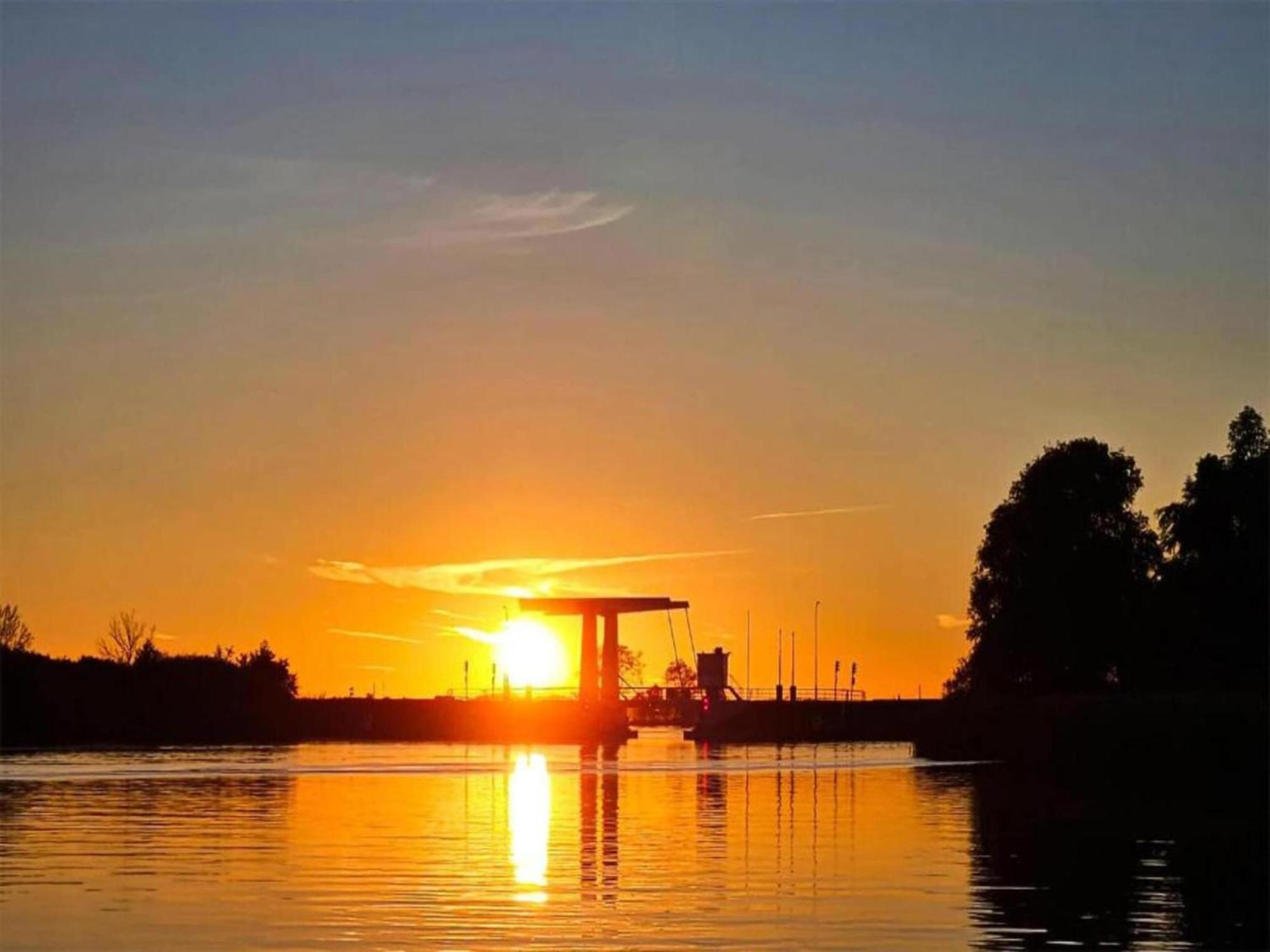 Luxury Docklodge On The Water Delfstrahuizen Экстерьер фото