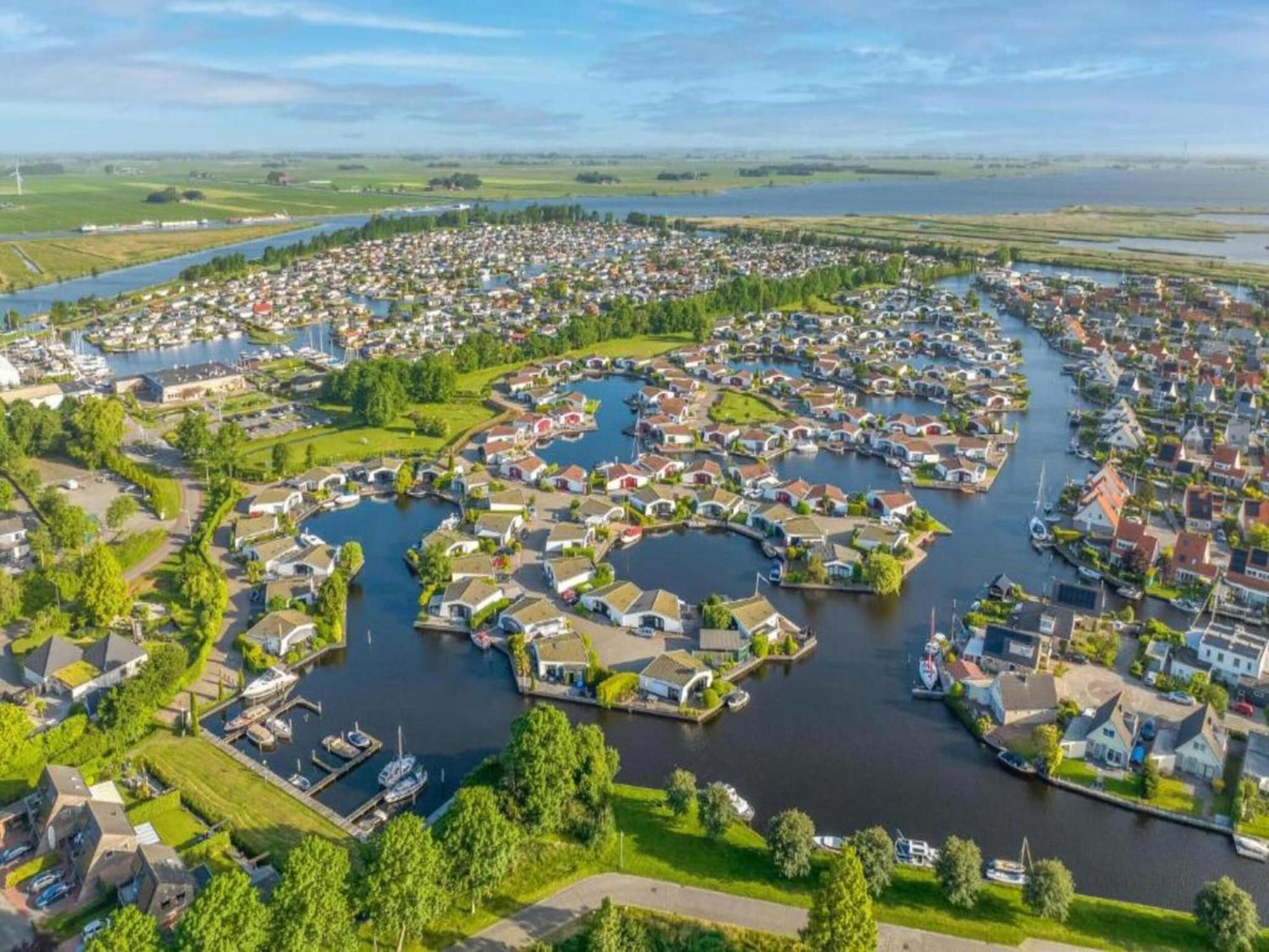 Luxury Docklodge On The Water Delfstrahuizen Экстерьер фото
